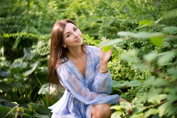 Brunetka Kobieta Siedzi Trawie Ogrodzie Rosyjski Model — Zdjęcie stockowe