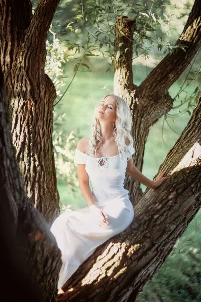 Χαρούμενη Ξανθιά Γυναίκα Λευκό Καλοκαιρινό Φόρεμα Περπατάει Στο Πάρκο — Φωτογραφία Αρχείου