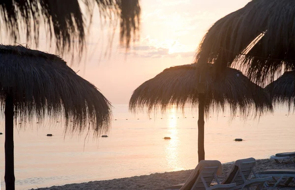 Tiki小屋遮阳伞茅草 突尼斯海滩上的日出景观 — 图库照片