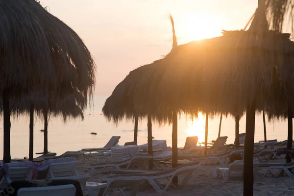 Tiki小屋遮阳伞茅草 突尼斯海滩上的日出景观 — 图库照片