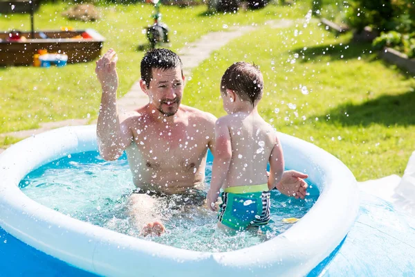 Niño Hijo Con Padre Una Piscina Casera — Foto de Stock