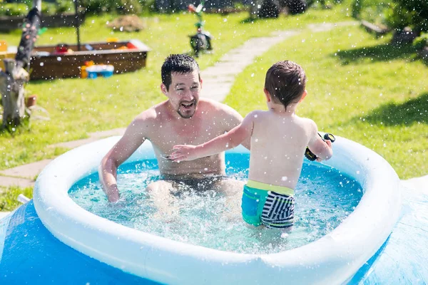 Niño Hijo Con Padre Una Piscina Casera — Foto de Stock