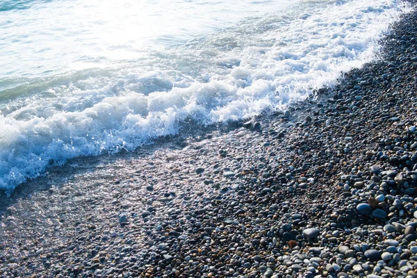 Zee Kust Met Stenen Kiezelstrand Close — Stockfoto