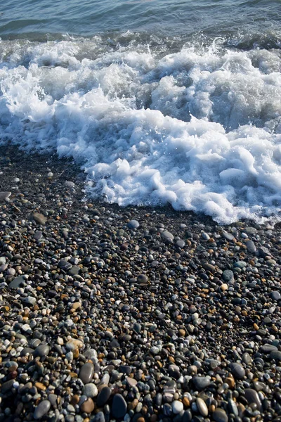 Zee Kust Met Stenen Kiezelstrand Close — Stockfoto