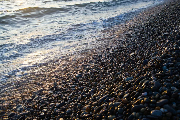Meeresküste Mit Steinen Kieselsteinen Nahaufnahme Sonnenuntergang — Stockfoto
