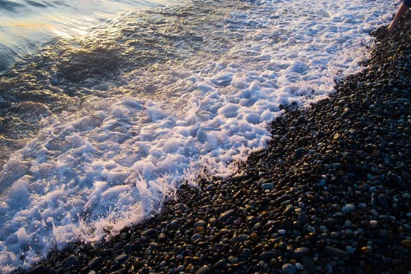 海滨用石头 鹅卵石做的特写 日落时分 — 图库照片