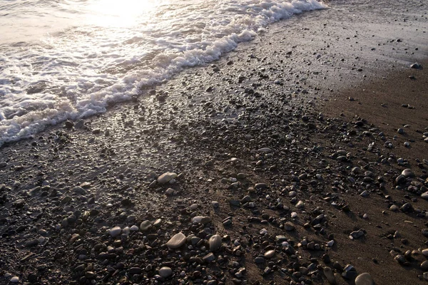 Meeresufer Mit Steinen Kieselstrand Sonnenuntergang — Stockfoto