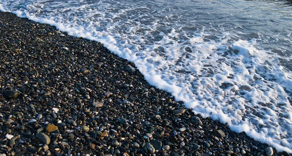 Zeekust Met Stenen Schuim Kiezelstrand — Stockfoto