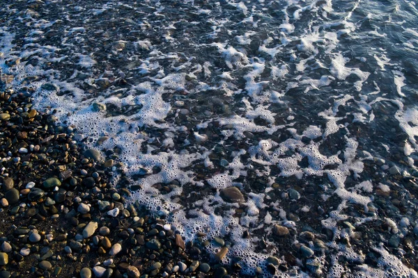 Zeekust Met Stenen Schuim Kiezelstrand — Stockfoto