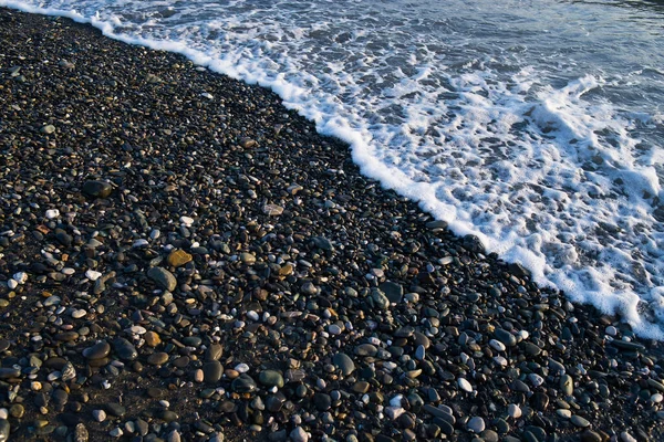 Küste Mit Steinen Und Schaumstoffen Kieselstrand — Stockfoto