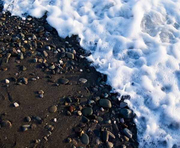 Küste Mit Steinen Und Wellen Kieselstrand — Stockfoto