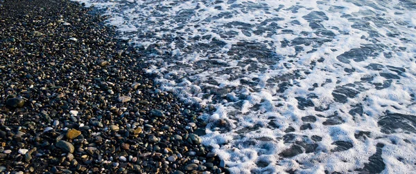 Küste Mit Steinen Und Wellen Kieselstrand — Stockfoto