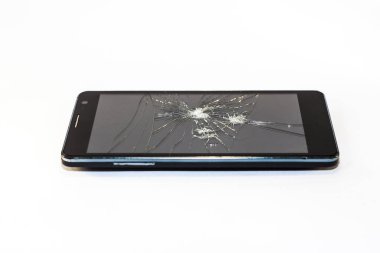 Kırık ekran beyaz bir arka plan üzerinde siyah telefonla. Kırık ekran Smartphone. 