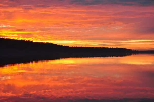 Heller Sonnenuntergang See — Stockfoto