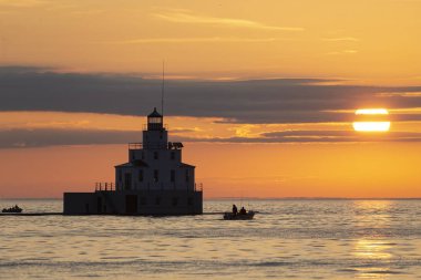 Michigan Gölü'nde gün doğumu, somon balıkçılığı başlıyor, Michigan Gölü'nde yelken balıkçı tekneleri 