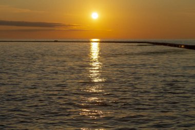 Michigan Gölü'nde gün doğumu, somon balıkçılığı başlıyor, Michigan Gölü'nde yelken balıkçı tekneleri 