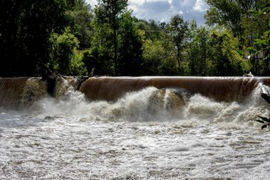 Yağmurdan sonra weir üzerinde nehir