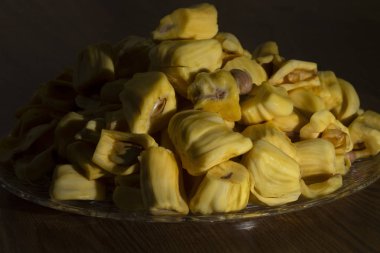 Jackfruit (Artocarpus heterophyllus), tohum ve etin görülebildiği bir meyve işlemesidir. Bangladeş ve Sri Lanka 'nın ulusal meyvesidir ve ağacın en büyük meyvesidir..