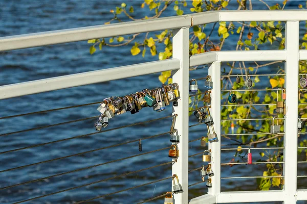 Lås Räcken Hängda Människor Som Symbol För Kärlek — Stockfoto