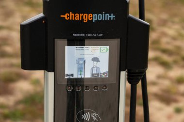Two Rivers, WI USA 9 / 27 / 2020: Yükleme Noktası CT4021 EV Şarj İstasyonu Eyalet Koruma Alanındaki İkili Port Bollard Dağı