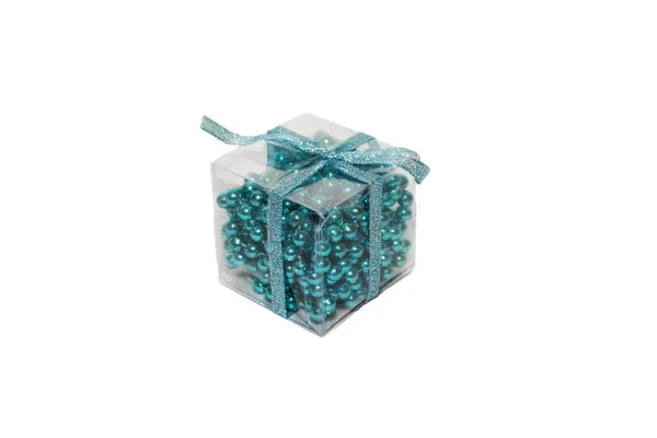 Niebieskie Koraliki Boże Narodzenie Pudełko Kokardą Izolowanie — Zdjęcie stockowe