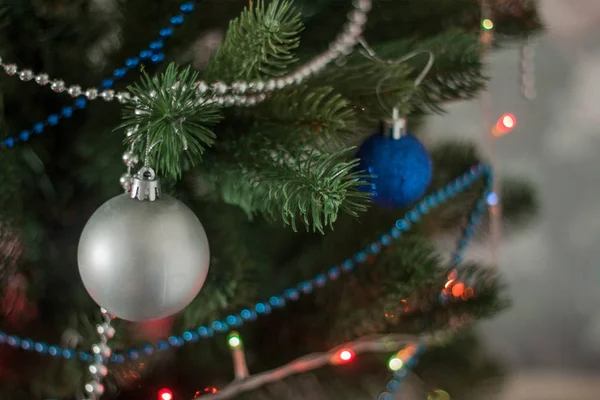 Weihnachtsspielzeug Auf Dem Baum — Stockfoto