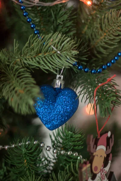 Weihnachtsspielzeug Auf Dem Baum — Stockfoto