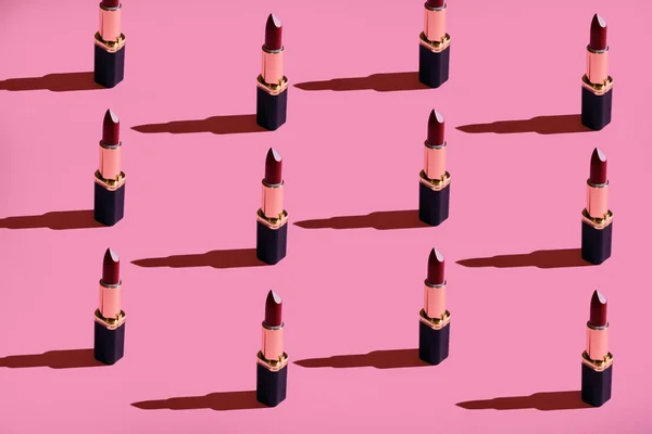 Una Gran Cantidad Lápiz Labial Sobre Fondo Rosa Luz Dura — Foto de Stock