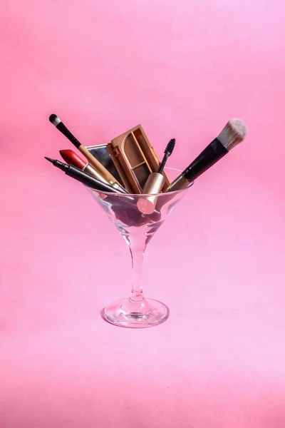 Herramientas Maquillaje Vidrio Martini Sobre Fondo Rosa — Foto de Stock
