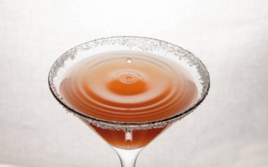 cam kadehi sıvı sıçramasına ile beyaz arka plan üzerinde