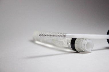 Şekillendirme kaşları için şeffaf bir jel ile bir fırça uzun bir süre için istenilen pozisyonda kaş kıllar düzeltebilir.