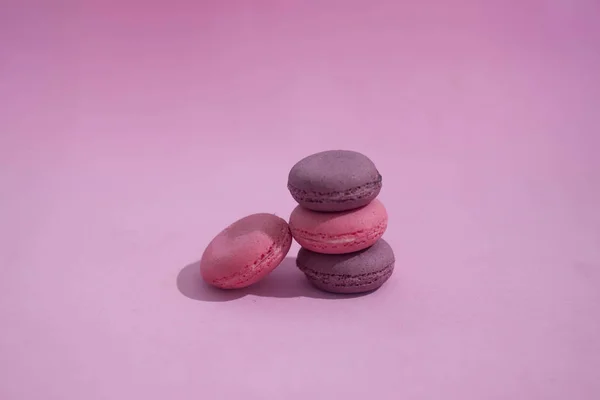 Bitterkoekjes Een Gekleurde Achtergrond Foto Van Kleurrijke Franse Macarons Cookies — Stockfoto