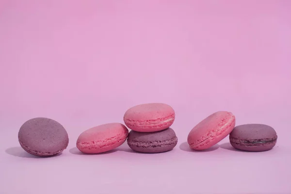 Renkli Bir Arka Plan Üzerinde Macaroons Renkli Fransız Macarons Kurabiye — Stok fotoğraf