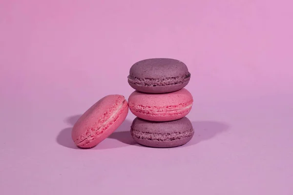 Bitterkoekjes Een Gekleurde Achtergrond Foto Van Kleurrijke Franse Macarons Cookies — Stockfoto