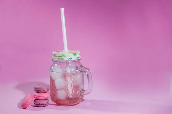 Bitterkoekjes Een Gekleurde Achtergrond Afbeelding Van Kleurrijke Franse Macarons Cookies — Stockfoto