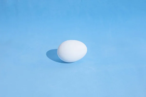 Potravinové Pozadí Vyrobené Bílých Krasových Vajíček Modrém Pozadí Design Vizuální — Stock fotografie