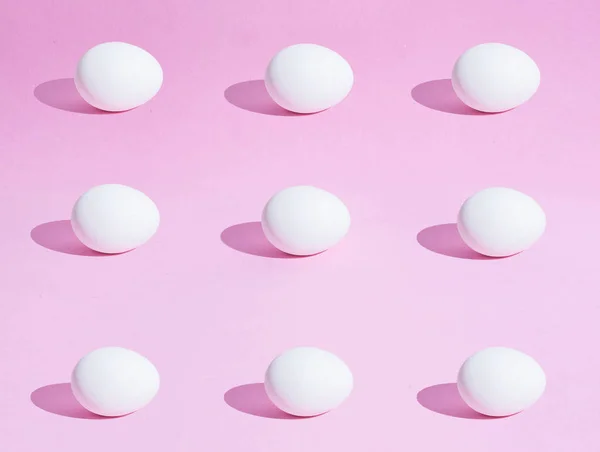 白色复活节彩蛋在粉红色背景下制作的美食背景 视觉艺术 极简主义 顶视图 硬阴影 — 图库照片