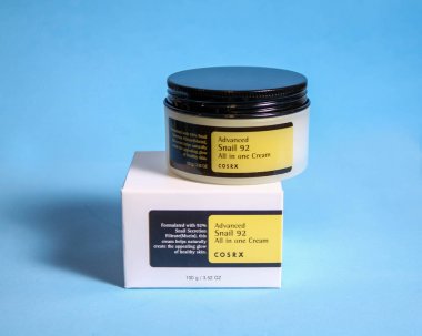 Rusya, Udachnyy, 05/01/2019 %92 mucin salyangoz cosrx Advanced Salyangoz 92 All In One Cream ile son derece aktif yüz kremi. Mavi arka planda. Kore kozmetik, yüz bakımı.