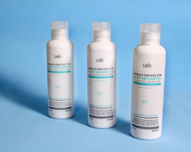 Rusya, Udachnyy, 05/01/2019hasarlı saçlar için koruyucu şampuan Lador Hasar Koruyucu Asit Şampuan. Birkaç şişe. Mavi arka planda. Kore saç kozmetikleri. Saç bakımı.