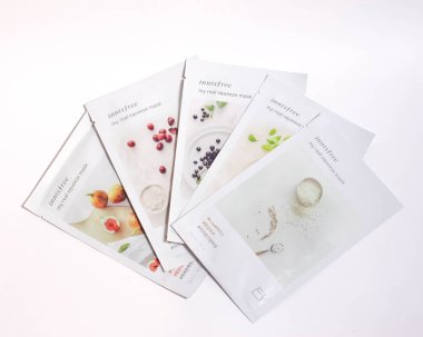 Rusya, Udachnyy, 05/01/2019 Kumaş maskeleri Innisfree Benim gerçek sıkmak maske. Doğal malzemelerle yüz maskeleri. Beyaz arka planda.