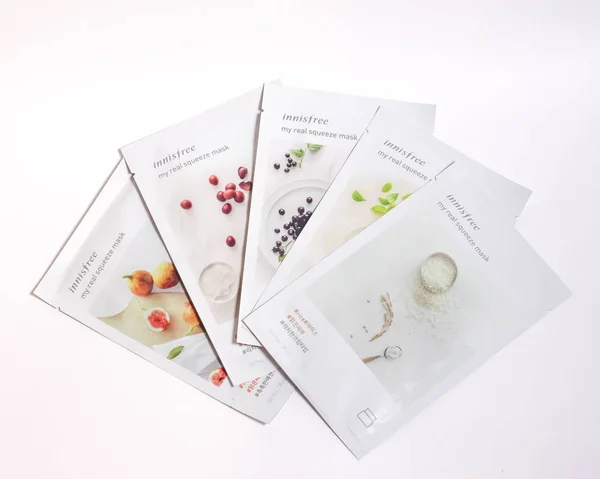 Rusya, Udachnyy, 05/01/2019 Kumaş maskeleri Innisfree Benim gerçek sıkmak maske. Doğal malzemelerle yüz maskeleri. Beyaz arka planda.
