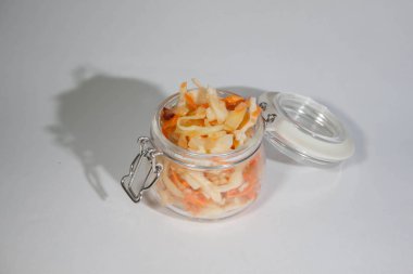 Cam bir kavanozda lahana turşusu veya lahana turşusu. Beyaz bir arka plan üzerinde. Lahana turşusu veya lahana turşusu uzun süre geleneksel bir Rus yemeği olarak kabul edilir.. 