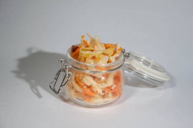 Cam bir kavanozda lahana turşusu veya lahana turşusu. Beyaz bir arka plan üzerinde. Lahana turşusu veya lahana turşusu uzun süre geleneksel bir Rus yemeği olarak kabul edilir.. 