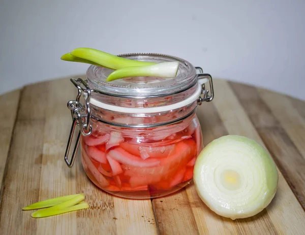 White Onions Pickled Brine Pink Vinegar Salt Marinated Onions Can — Stock Photo, Image