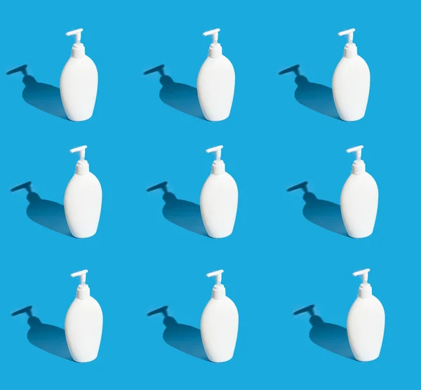 Viele Weiße Flaschen Mit Spender Auf Blauem Hintergrund Hartes Licht — Stockfoto