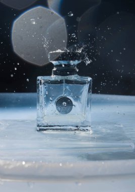 Rusya, Udachnyy, 08/01/2019. Eau de toilette, parfüm Versace koyu bir arka plan ve su mavi bir substrat. Su güzel sıçramaları ile. 