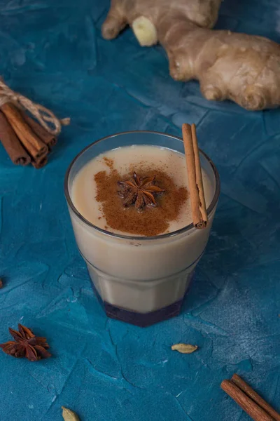 Geleneksel Hint içeceği - mavi arka plan, dikey oryantasyon üzerine baharatile masala çay.