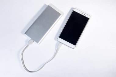 Güç banka (pil banka) kırpma yolu ile beyaz arka plan üzerinde beyaz akıllı telefon şarj.