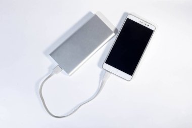 Güç banka (pil banka) kırpma yolu ile beyaz arka plan üzerinde beyaz akıllı telefon şarj.