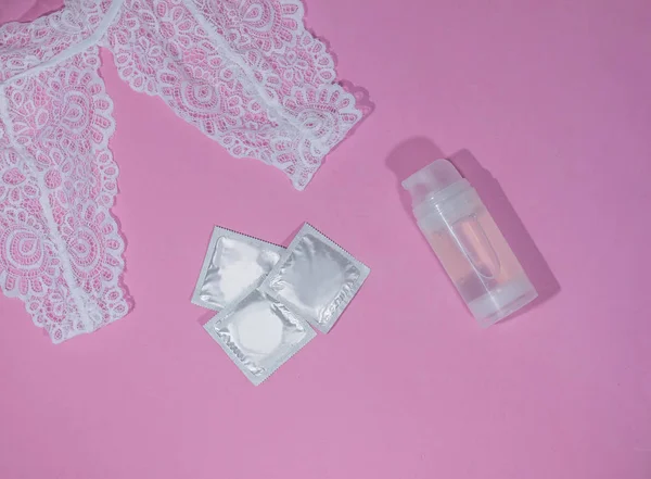 Intim Smörjmedel Och Kvinnlig Behå Pastell Bakgrund Kondomer Intim Gel — Stockfoto